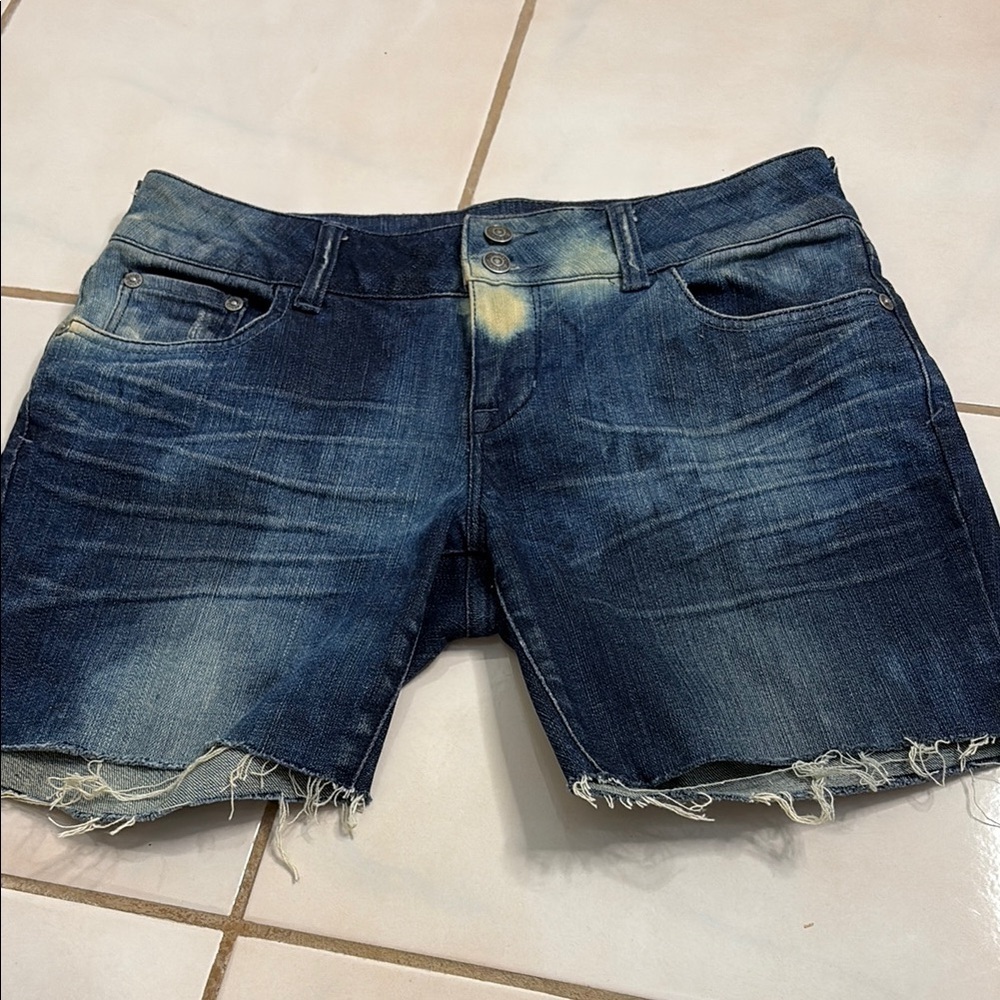 Deliaās Reese Denim Cut Off Shorts. 5/6 Regular